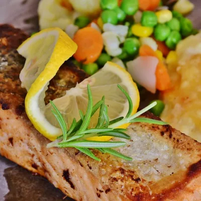 Lachsfilet mit Gemüse