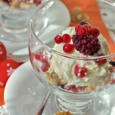 Vanilleeis mit heißen Himbeeren